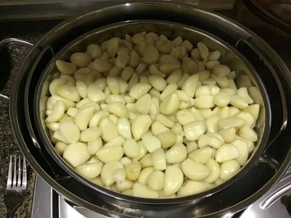 Peeled garlic