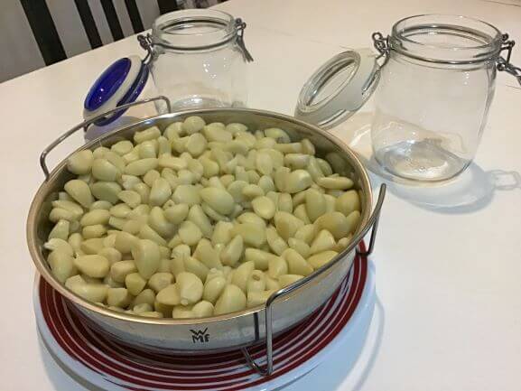 Peeled garlic