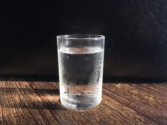 グラスにはいった水イメージ