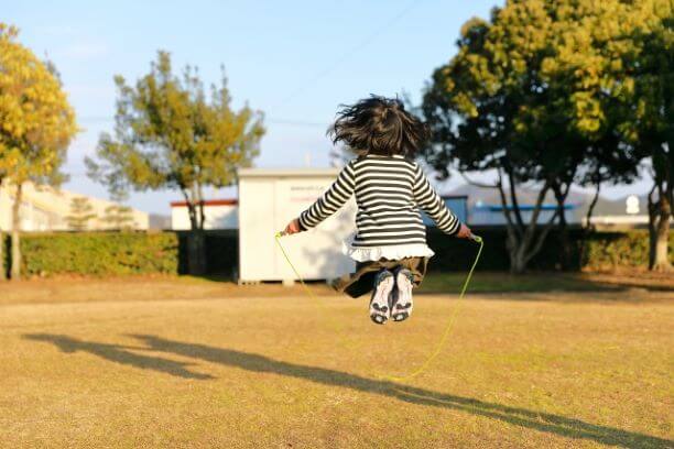 縄跳びと子供イメージ