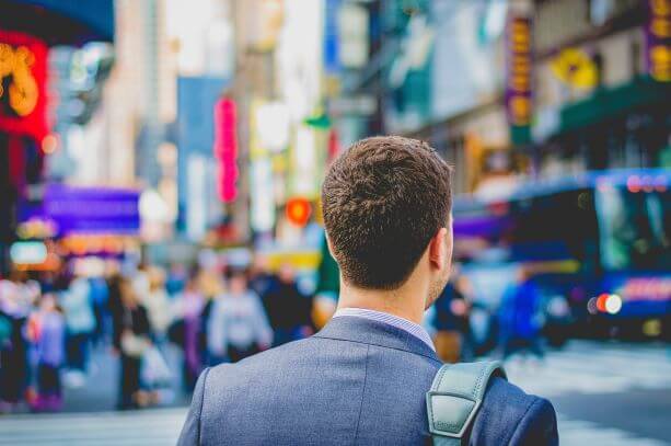 街を歩く男性