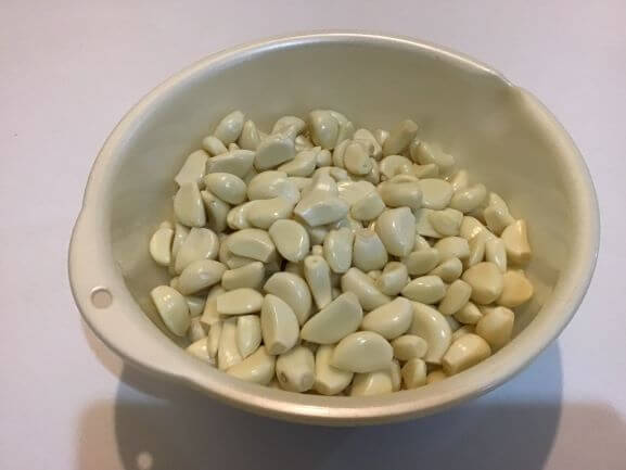 Peeled garlic