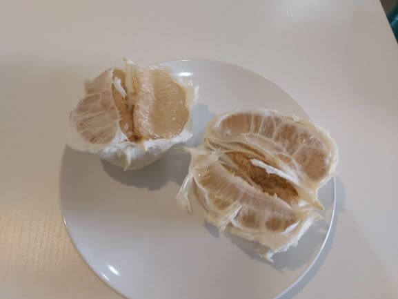 台湾産ポメロ皮むき