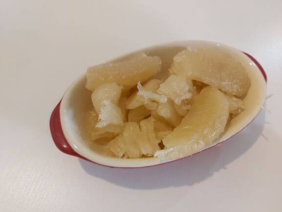 台湾産ポメロ皮むき