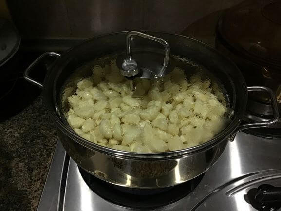 Peeled garlic