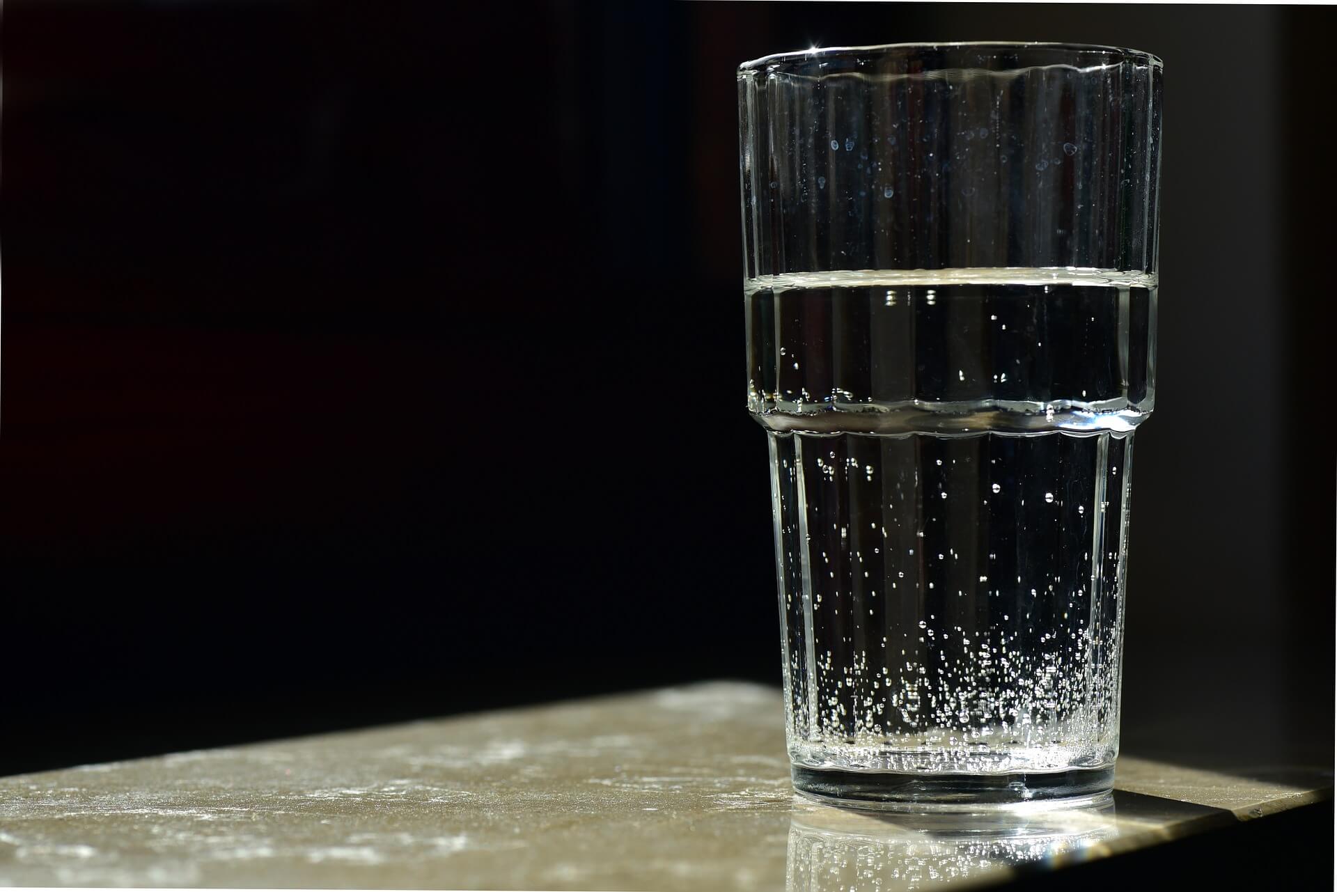 コップの水イメージ